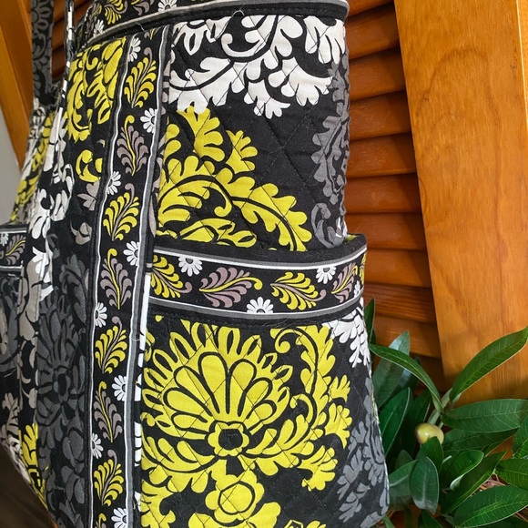 Vera Bradley Large Tote Bag with zipper closure. Lots of pockets! - Picture 2 of 6